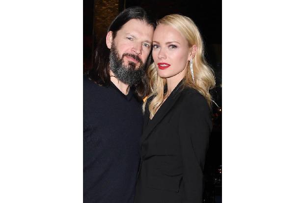 ...Topmodel Franziska Knuppe und Ehemann Christian Möstl sehen aber auch heiß aus, so in ganz dunkel. Wenn dann noch ein rot...