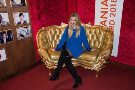 ...fühlte sich Susan Sideropoulos ganz alleine auf dem goldenen Sofa wohl. Dabei hätte sie ihre Ex-'GZSZ'-Kollegin...