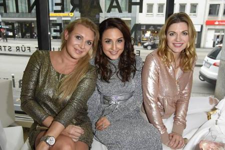 ...ließen sich Magdalena Brzeska, Nina Moghaddam sowie Nina Bott auch nicht zweimal sagen und machten es sich in der Hairfre...