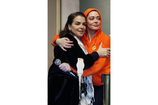 ...sie so herzlich in die Arme schloss, war Annabella Sciorra, die Weinstein ebenfalls Vergewaltigung vorwirft. So emotional...