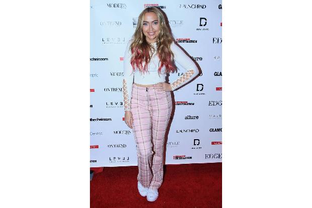 ...Brandi Cyrus, ältere Schwester der modisch experimentierfreudigen Miley Cyrus, darf es mal auch Rosa sein. Da reicht dann...