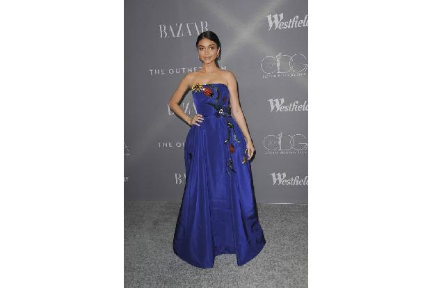 ...Sarah Hyland. Der Serienstar aus 'Modern Family' kam in einer schulterfreien, dunkel blauen Abendrobe verziert mit Blumen...