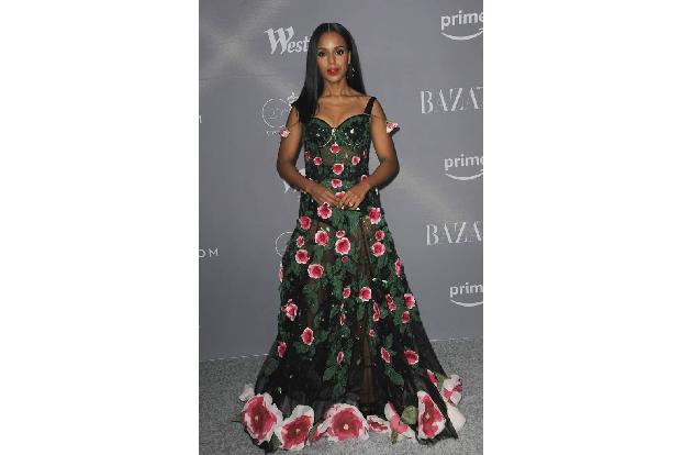...Kerry Washington zeigte mit ihrem Outfit ein Faible für Blumenmuster. Die Schauspielerin setzte auf eine elegantes grünes...
