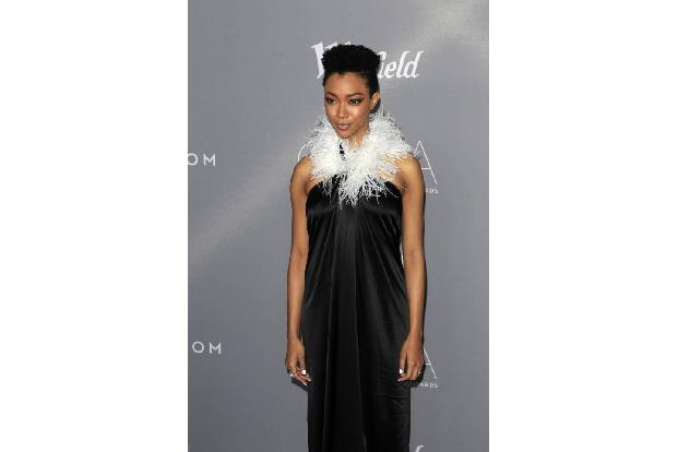 ...Sonequa Martin-Green, bekannt aus 'The Walking Dead' und 'Star Trek: Discovery' peppte ihr schwarzes Kleid mit einem weiß...