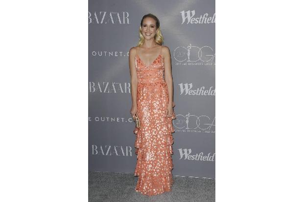 ...Anna Camp. Das Kleid der Schauspielerin schimmerte in lachsrosa. Die Preisverleihung wollte sich ebenfalls...