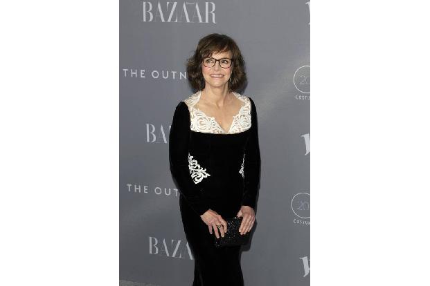 ...Sally Field nicht entgehen lassen. Auf dem roten Teppich strahlte die Schauspielerin in einem schwarz-weißen Outfit. Sich...