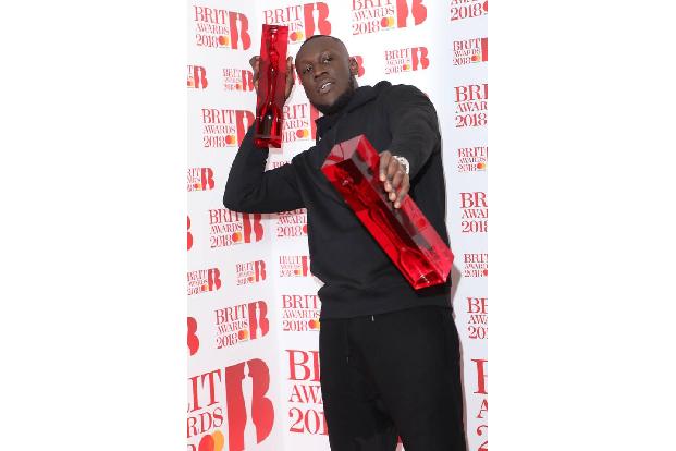 ...siegreich war Rapper Stormzy: Der 24-Jährige nahm den Preis in der Kategorie 'Bester Solo-Künstler' entgegen und bekam vo...