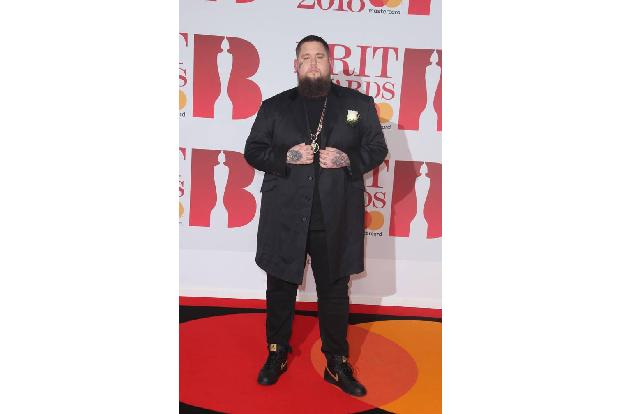 ...Rag'n'Bone Man legte mit 'Human' einen DER Hits des vergangenen Jahres vor - der Track wurde prompt als beste Single ausg...
