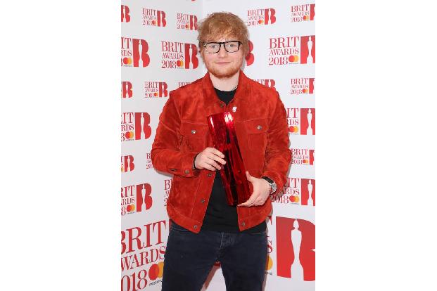 ...Global Success Award erhielt Ed Sheeran. Das war der Presse aber herzlich egal: Der Sänger erschien mit einem goldenen Ri...