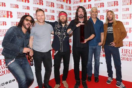 ...international am meisten Aufsehen erregt? Die Foo Fighters! Ihr Album 'Concrete and Gold' schaffte es 2017 immerhin sowoh...