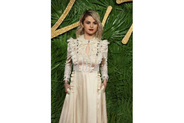 ...musste sich Sängerin und Schauspielerin Selena Gomez 2017 unterziehen: Ihre Lupus-Erkrankung machte eine Nierenspende not...
