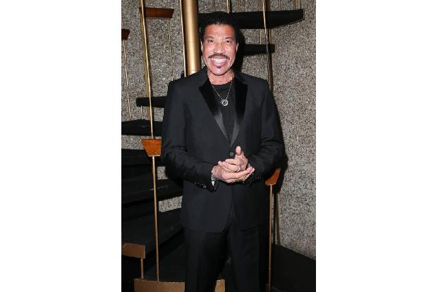 ...über die zahlreichen Gäste, die zu dem Event erschienen, um Britney zu feiern. Dazu gehörte auch Superstar Lionel Richie,...