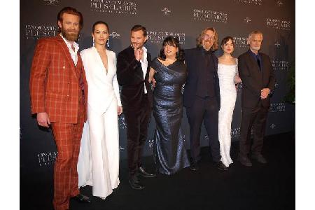 ...ist da ja aber noch der Film-Cast! So musste Dakota wenigstens nicht die ganze Zeit allein posieren...