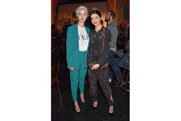 ...Lisa-Marie Koroll mit ihrer Schwester Lara-Sophie waren super stylish unterwegs. Da liegt eindeutig ein Mode-Gen in der F...