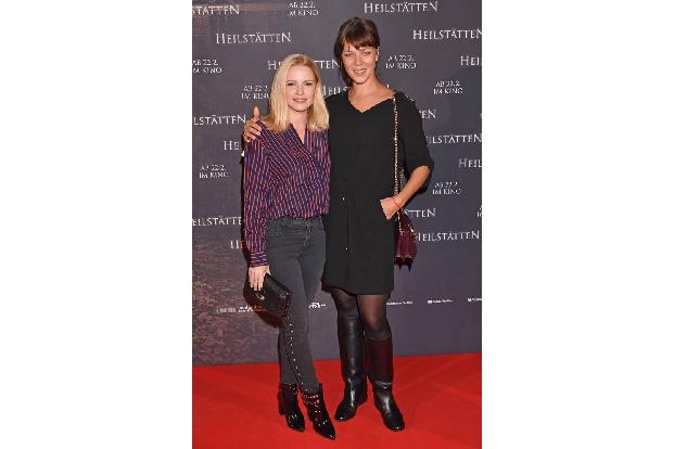 ...ließen sich ebenfalls Jennifer Ulrich und Jessica Schwarz auf dem roten Premierenteppich von den Fotografen ablichten. Be...