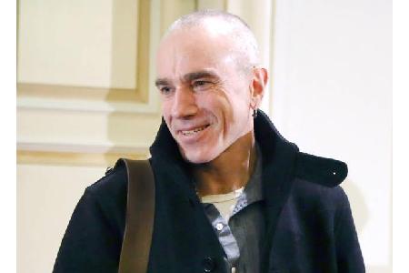Daniel Day-Lewis ist nun also auch unter die Glatzenträger gegangen. Lange Zeit sah man den Hollywoodstar zwar mit grauem, a... Daniel Day-Lewis ist nun also auch unter die Glatzenträger gegangen. Lange Zeit sah man den Hollywoodstar zwar mit grauem, a...