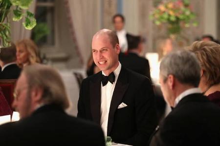 ...wenn das schwindet, muss es einfach gleich ganz weg. Das hat Prinz William ebenfalls erkannt, der ziemlich jung mit seine...