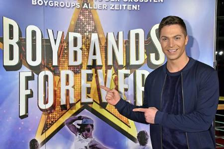 Am Donnerstagabend sagten am Berliner Potsdamer Platz die 90er hallo. Zwar war Julian David in diesem Jahrzehnt gerade mal e... Am Donnerstagabend sagten am Berliner Potsdamer Platz die 90er hallo. Zwar war Julian David in diesem Jahrzehnt gerade mal e...
