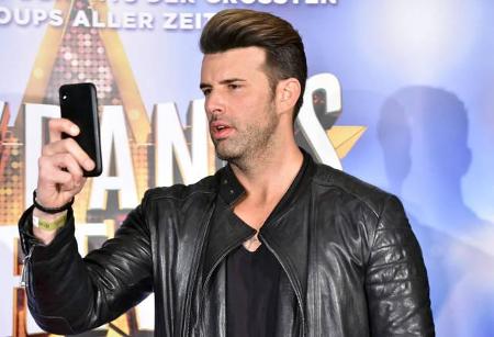 ...muss man dazu allerdings können. Jay Khan kann zumindest mal Selfies machen. Und die sind für einen Popstar der heutigen ...