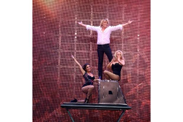 In seiner Show 'House of Mystery' zauberter Hans Klok nicht nur Superstar Pamela Anderson aus der Hut, Pardon der Box, er wi... In seiner Show 'House of Mystery' zauberter Hans Klok nicht nur Superstar Pamela Anderson aus der Hut, Pardon der Box, er wi...