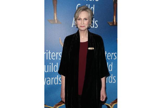 ...wenigstens die anderen Promis etwas zu gucken. Jane Lynch kam dafür hochgeschlossen und zugeknöpft. Der 'Glee'-Star ist w...