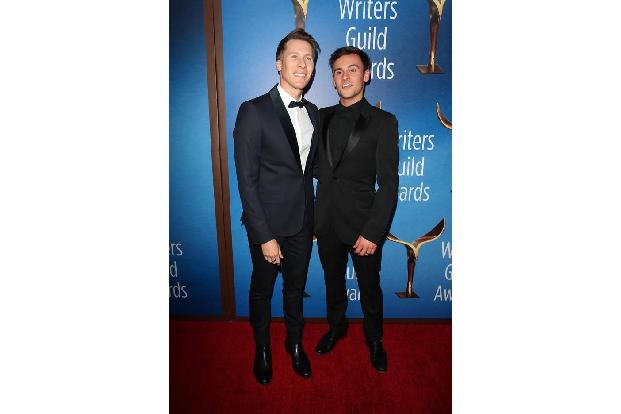 ...Dustin Lance Black übrigens selbst Drehbuchautor. Kleiner Unterschied: Dustin ist mit Tom Daley verheiratet und schrieb f...