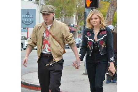 Brooklyn Beckham und Chloë Grace Moretz gingen zwar mal kurz getrennte Wege, doch aktuell kann sie nichts mehr auseinanderbr... Brooklyn Beckham und Chloë Grace Moretz gingen zwar mal kurz getrennte Wege, doch aktuell kann sie nichts mehr auseinanderbr...