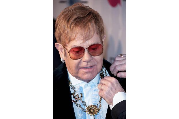 ...große Fußstapfen zu füllen, denn wenn es um Popstars und Musicals geht, landete wohl niemand einen großeren Hit als Elton...