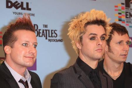 Auch wenn es oft angenommen wird (und naheliegt); Bei 'American Idiot' handelt es sich keinesfalls um einen Seitenhieb auf D...