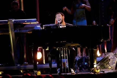 ...Bühne tritt der R&B-Sänger meistens mit Piano auf. Gefühlvolle Balladen, zeitloser Soul und rhythmische Klänge – Johns Mu...