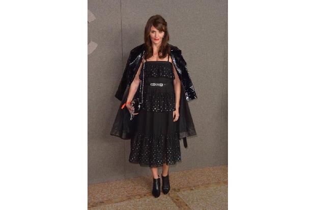 ...kommen die Stars in Scharen. Helena Christensen setzt bereits seit Jahrzehnten auf das französische Label. Vielleicht hat...