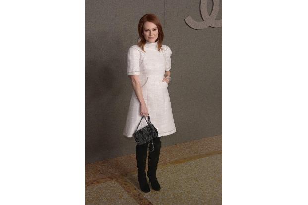 ...Julianne Moore ist ein großer Chanel-Fan. Bei dem Fashion-Event trug die Schauspielerin ein weißes Kleid und schwarze Sti...