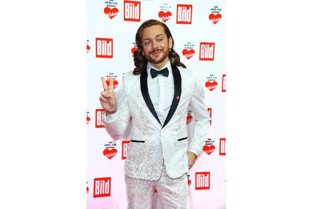 …posierte Influencer Riccardo Simonetti. In diesem perfekt geschneiderten Anzug ist der 25-Jährige jetzt schon bereit für We...