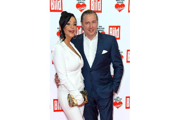 …TV-Ikone Verona Pooth, die ihren Mann Franjo zu 'Ein Herz für Kinder' mitschleppte. Sie ganz in Weiß, er ganz in Blau, beid...