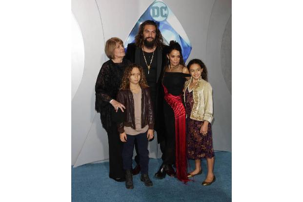 ...wurde für Schauspieler Jason zum Familienausflug. Gemeinsam mit seiner Mutter Coni Momoa, seiner Frau Lisa Bonet und den ...