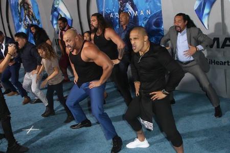 Aloha! Auf der Premiere in Los Angeles sorgte der aus Hawaii stammende Jason Momoa für Unterhaltung. Denn mit einigen Landsl...