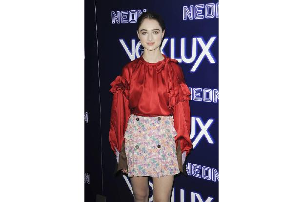 ...Celeste, aka Raffey Cassidy, eine Terrorattacke miterleben, die sie traumatisiert, ihren Status als globalen Superstar ab...