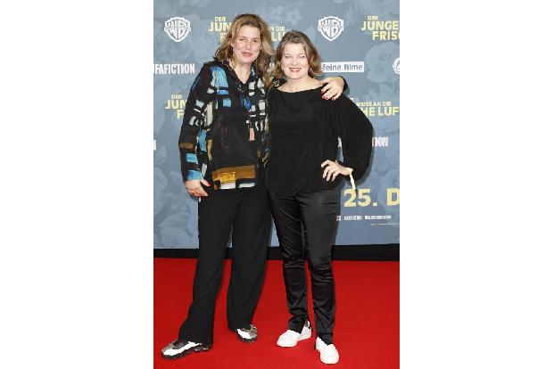 ...Elena Uhlig spielt Tante Gertrud, während ihre gute Freundin Birgit Schade Tante Lisbeth verkörpert. Zur Powerbesetzung g...