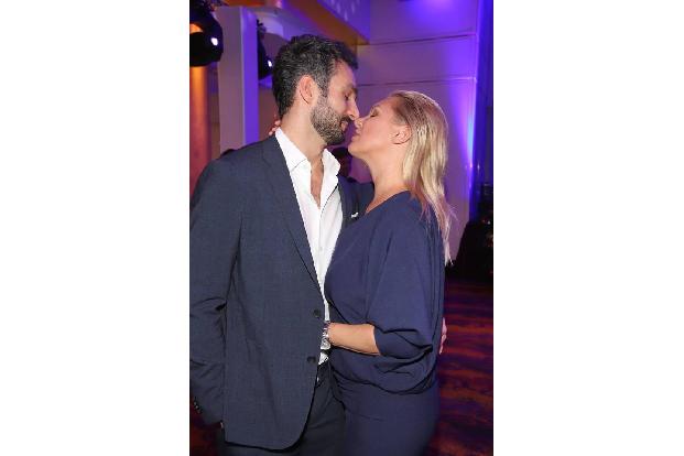 ...hier lieb? Es sind natürlich Magdalena Brzeska und ihr neuer Freund Roland Klein, die gar nicht die Finger voneinander la...