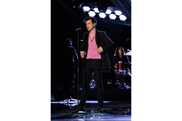 Platz 9 geht an Harry Styles. Wer jetzt unkt, der 24-Jährige würde doch nichts weiter als dunkle Anzüge tragen, der sei eine...