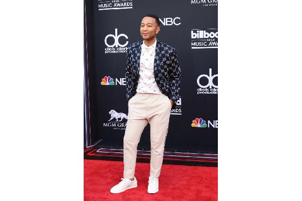 Platz 8 wird von Chart-Softie John Legend verschönert. Der 39-jährige Amerikaner greift nie daneben, wenn es um Style geht. ...