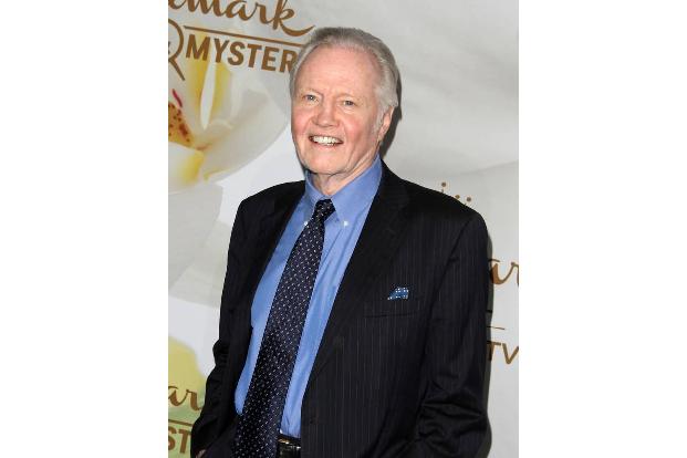 Der nächste große Coup gelang Jon Voight mit 'Beim Sterben ist jeder der Erste', einem Film über vier Stadtjungs, die bei ei...