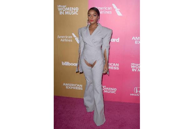 ...Kollegin Janelle Monae zog mit ihrem fliederfarbenen Jumpsuit alle Blicke auf sich. Im Gespräch mit Billboard erklärte di...