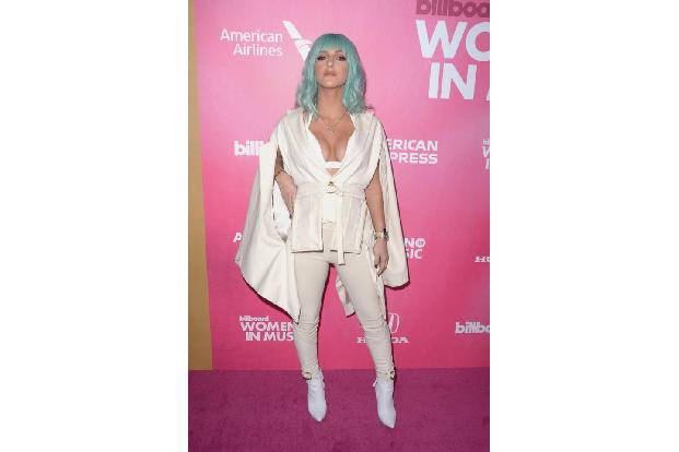 ...Ding machte wohl auch Sängerin Njomza, als sie ganz in weiß und mit türkisfarbenen Haaren zu den Billboard Women In Music...