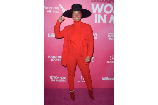 ...ist dafür der Look von US-Sängerin Alicia Keys. Ganz in Rot, mit einem überdimensionalen Hut und wie gewohnt ungeschminkt...