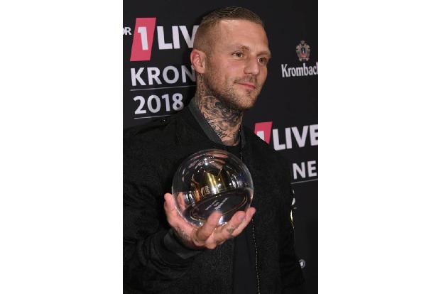 Einer der glücklichen Gewinner: Rapper Kontra K wurde als Bester Live Act ausgezeichnet und posierte nach dem Event stolz mi...
