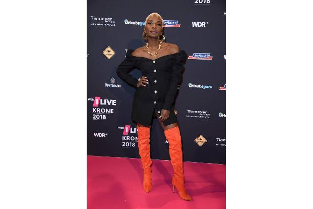 Starke Frau, starker Auftritt – Choreografin und TV-Liebling Nikeata Thompson zeigt sich gewohnt stylish im schwarzen Mini u...