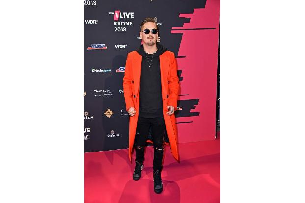 Robin Schulz hat sich hinter dem DJ-Pult hervorgetraut, um einen supercoolen Auftritt in der Jahrhunderthalle in Bochum hinz...