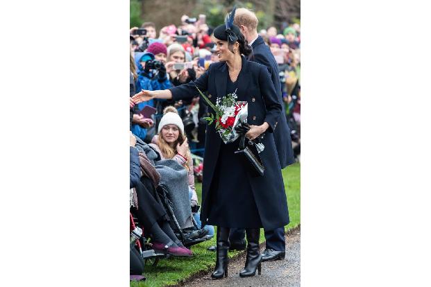 Wo Herzogin Meghan auftaucht, fliegen ihr die Herzen nur so zu. Bereits im letzten Jahr war die Neu-Royal der Star des könig... Wo Herzogin Meghan auftaucht, fliegen ihr die Herzen nur so zu. Bereits im letzten Jahr war die Neu-Royal der Star des könig...