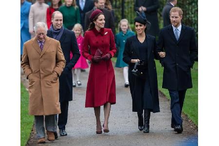 ...Charles die Abwesenheit seiner Frau Camilla zu einem Schwätzchen mit seinen Söhnen und Schwiegertöchtern nutzte. Doch neb...